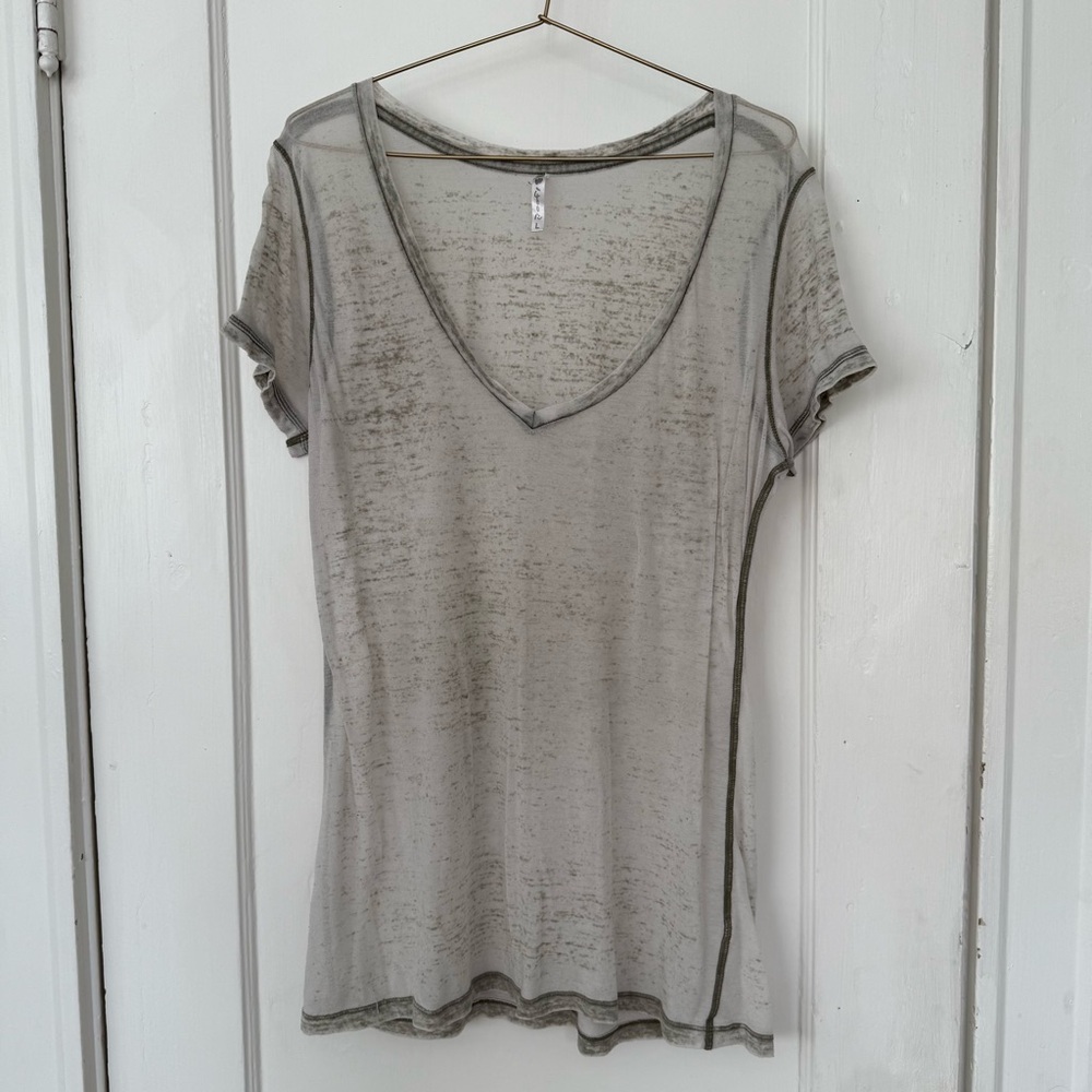 green v-neck tee
